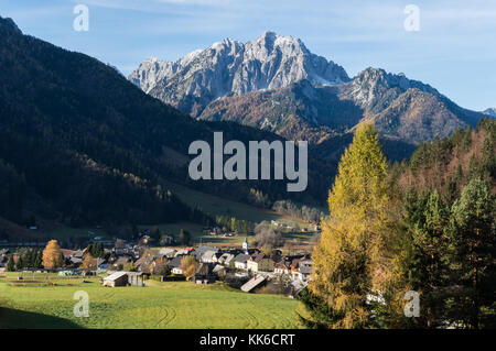 Das Dorf Podkoren mit dem mächtigen jalovec Peak im Hintergrund Stockfoto