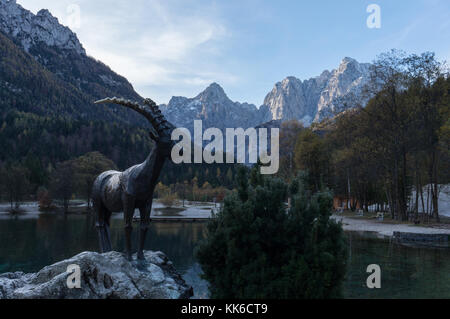 Bronzestatue von Wild Mountain Goat am Ufer des Sees von Jasna Stockfoto