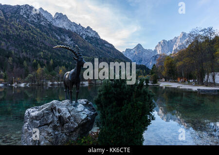 Bergziege statue am Ufer des wunderschönen Sees von Jasna in Slowenien Stockfoto