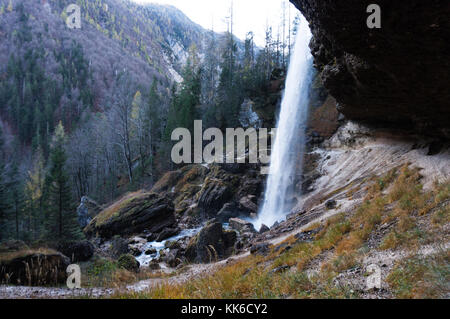 Die herrlichen Wasserfall pericnik in Slowenien Triglav National Park im Herbst Stockfoto