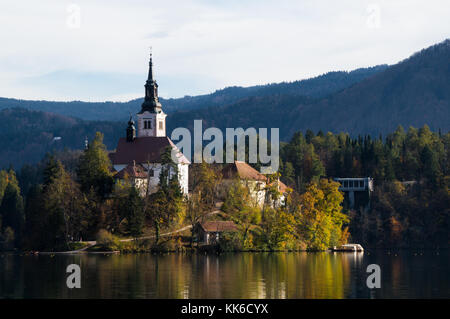 Die schöne Insel und seine Kirche in den späten Abend Sonne aalen Stockfoto