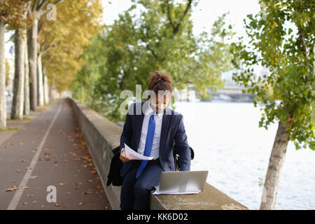 Spanischer Professor in freistehenden Pflicht arbeiten mit Laptop. Stockfoto