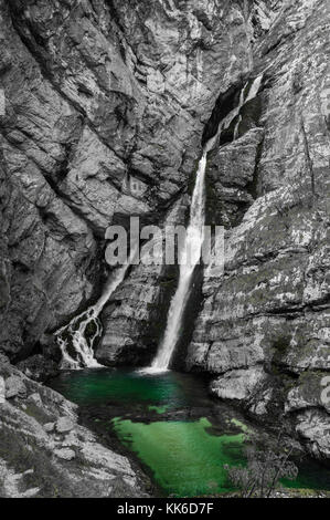 Teilweise Entsättigung der Vertikalen der Wasserfall Savica in Slowenien Stockfoto