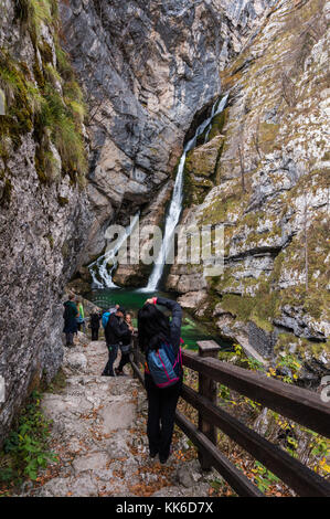 Bohinj, Slowenien - 28.10.2017: Touristen an der Wasserfall Savica Stockfoto