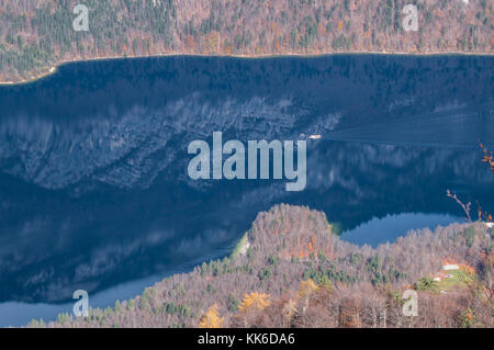 Touristische Boot Kreuzfahrt auf der tiefblauen See Bohinj in Slowenien Stockfoto