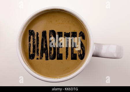 Wort, Schrift, Diabetes Text in Kaffee in der Tasse. Business Konzept für Krankheit medizinische Insulin auf weißem Hintergrund mit schwarzem Text kopieren. Stockfoto