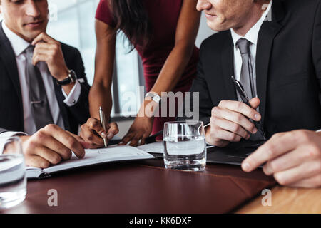 Geschäftsfrau Hände Signieren eines Dokuments. Geschäftsleute registrieren Vertrag während einer Sitzung im Büro. Stockfoto