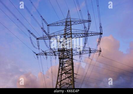 Overland Pylon mit hoher Spannung powerline am Rhein - Erft - Region, Deutschland. Stockfoto