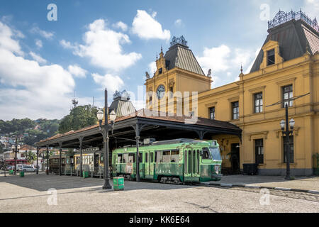 Alte valongo Bahnhof und Santos touristische Straßenbahn - Santos, Sao Paulo, Brasilien Stockfoto