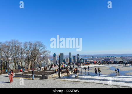 Montreal, Kanada - 20. März 2016: Menschen und Skyline von Montreal aus kondiaronk Belvedere/Mont - Royal im Winter Stockfoto