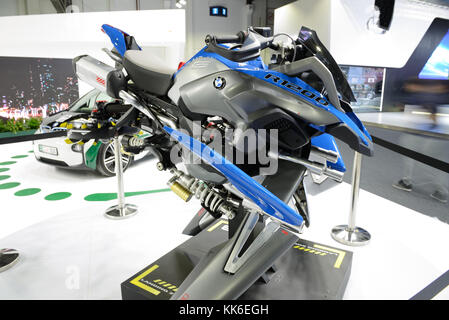 DUBAI, VAE - 18. NOVEMBER: Die auf der Lego Technic BMW R1200GS Adventure Kit futuristisches Konzept hover Fahrzeug basiert auf dem Stand von Dubai Polizei auf Du Stockfoto