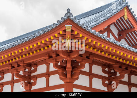 Yakushi-Ji Tempel, Jikido (refektorium Halle). Onigawara (Ogre-face Tile), Toribusuma (Bird Barsch Tile), Sumigawara (Ecke eave Fliesen) und Sumikudarimune Stockfoto