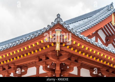 Yakushi-Ji Tempel, Jikido (refektorium Halle). Onigawara (Ogre-face Tile), Toribusuma (Bird Barsch Tile), Sumigawara (Ecke eave Fliesen) und Sumikudarimune Stockfoto