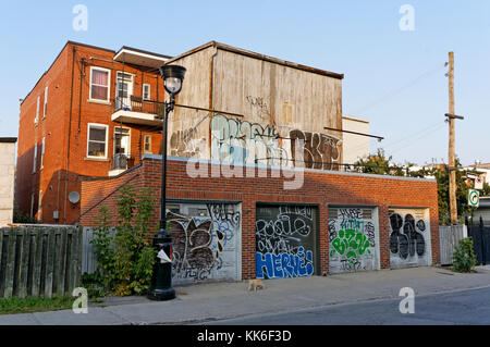 Garagentore und ein Gebäude in der Stadt Graffiti und Tags abgedeckt, Montreal, Quebec, Kanada Stockfoto