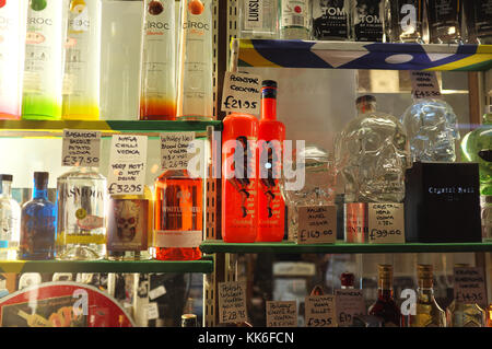 Flaschen mit alkoholischen Getränken auf Anzeige in Gerry's Weine & Spirituosen Shop auf der Old Compton Road in Soho, London, England Stockfoto