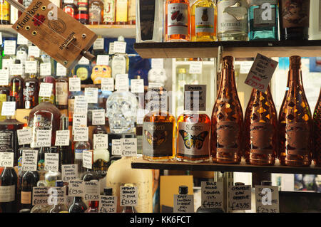 Flaschen mit alkoholischen Getränken auf Anzeige in Gerry's Weine & Spirituosen Shop auf der Old Compton Road in Soho, London, England Stockfoto