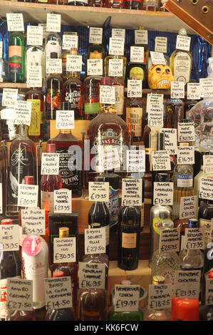 Flaschen mit alkoholischen Getränken auf Anzeige in Gerry's Weine & Spirituosen Shop auf der Old Compton Road in Soho, London, England Stockfoto