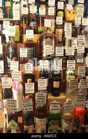 Flaschen mit alkoholischen Getränken auf Anzeige in Gerry's Weine & Spirituosen Shop auf der Old Compton Road in Soho, London, England Stockfoto