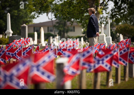 Ein Mitglied der Palmetto-Garde steht für eine Schweigeminute für Soldaten der Konföderierten, die während des US-Bürgerkriegs auf dem Magnolia Cemetery getötet wurden, um den Gedenktag der Konföderierten am 10. Mai 2011 in Charleston, South Carolina, zu begehen. South Carolina ist einer von drei bundesstaaten, die den Tag als Feiertag kennzeichnen. Stockfoto