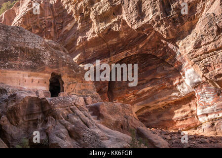 Kleine Grab am Ende einer Seite Tal auf dem Weg von hohen Ort des Opfers zum Wadi Farasa, Petra, Jordanien, Naher Osten Stockfoto