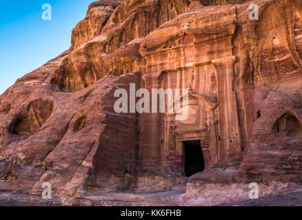 Nabatäische Grab aus rotem Sandstein Felsen im Wadi Farasa, Petra, Jordanien, Naher Osten geschnitzt, zu Fuß auf dem Weg von hohen Ort des Opfers Stockfoto