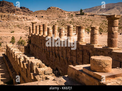 Reihen von ruiniert korinthischen Säulen im Großen Tempel, Petra archäologische Stätte, Jordanien, Naher Osten mit blauem Himmel Stockfoto