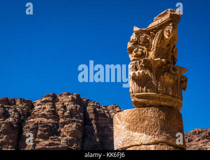 Nahaufnahme von geschnitzten Akanthus Blatt Detail eines zerstörten Korinthischen Säule am Großen Tempel, Petra, Jordanien, Naher Osten, mit blauem Himmel Stockfoto