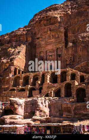 Rosa Sandstein gehauen Nabatäische Königsgräber, Petra, Jordanien, Naher Osten, mit blauem Himmel im Morgenlicht Stockfoto