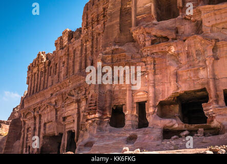 Rosa Sandstein nabatäische Königsgräber, Petra, Jordanien, Naher Osten, mit blauem Himmel am frühen Morgen Licht Stockfoto