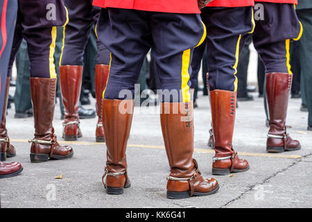 Nahaufnahme der Mounties, Royal Canadian Mounted Police (RCMP) Offizier Stiefel in der Linie, der Tag des Gedenkens, London, Ontario, Kanada. Stockfoto