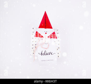 Weihnachtsdekoration diy square Geschenkkarton für Feier mit Schnee und golden Bokeh beste Weihnachten Hintergrundbild für Einladung Stockfoto