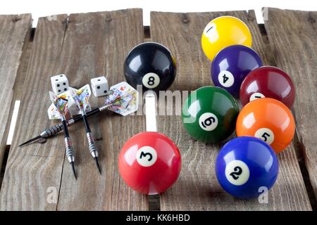 Dart-pins Würfel und Kugeln auf dem Tisch Stockfoto