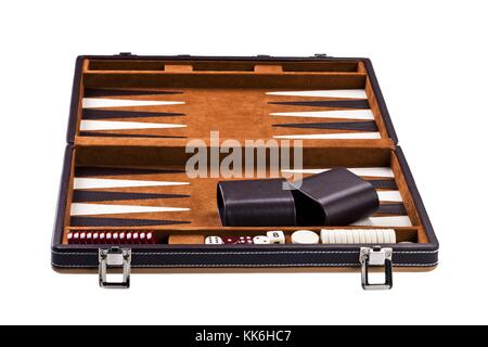 Backgammon Tisch mit Würfeln und Chips isoliert auf weißem Stockfoto