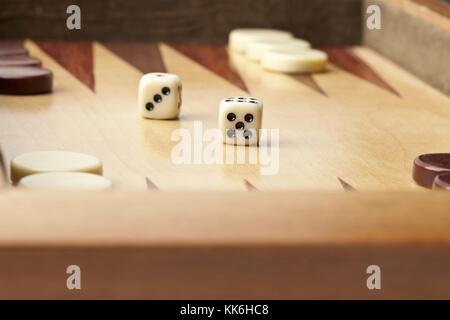 Backgammon Tisch mit Würfeln und Chips Stockfoto