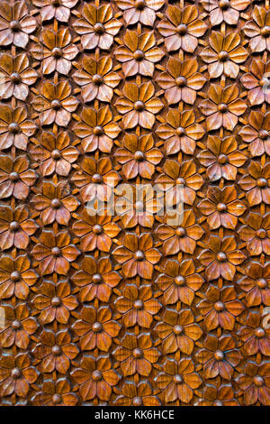 Geprägte angehoben Holz Blumen Muster auf closeup geschnitzt Stockfoto