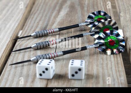 Wies dart Stifte mit weißen Würfel Stockfoto