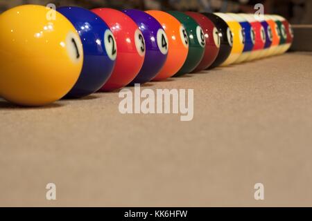 Pool Kugeln gegen Kissen angeordnet Stockfoto