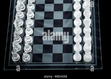 Schwarze und weiße Schachfiguren auf Schachbrett angeordnet Stockfoto