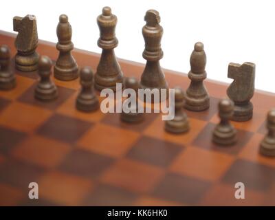 Holz- Schachfiguren auf Schachbrett Stockfoto