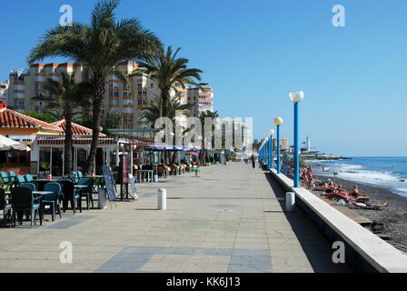 Blick entlang der Promenade mit Straßencafés auf die linke Seite und Touristen den Strand nach rechts, Torrox Costa, Malaga Provinz, andalu Stockfoto