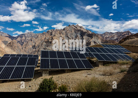 SOLARMODULE erzeugen Strom für das DORF NYERAK in der ZANSKAR-SCHLUCHT - ZANSKAR, LADAKH, INDIEN Stockfoto