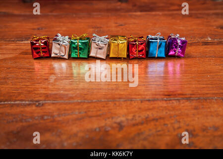 Reihen kleiner Geschenke auf dem Tisch Stockfoto