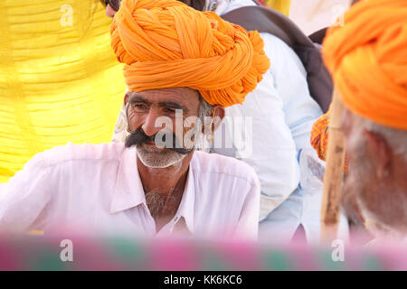 Kamelhirten/Händler an der Pushkar Kamel und Pferd Messe in Pushkar, Rajasthan, Indien Stockfoto