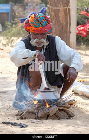 Kamelhirten/Händler an der Pushkar Kamel und Pferd Messe in Pushkar, Rajasthan, Indien Stockfoto