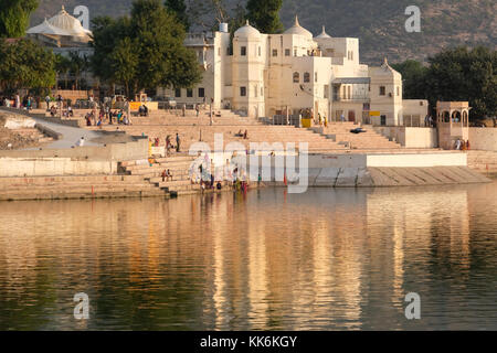 Der heilige See in Pushkar ist durch Baden Ghats und Tempeln, Rajasthan, Indien umgeben Stockfoto