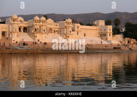 Der heilige See in Pushkar ist durch Baden Ghats und Tempeln, Rajasthan, Indien umgeben Stockfoto