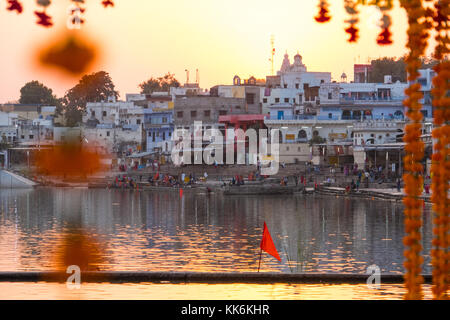 Der heilige See in Pushkar ist durch Baden Ghats und Tempeln, Rajasthan, Indien umgeben Stockfoto