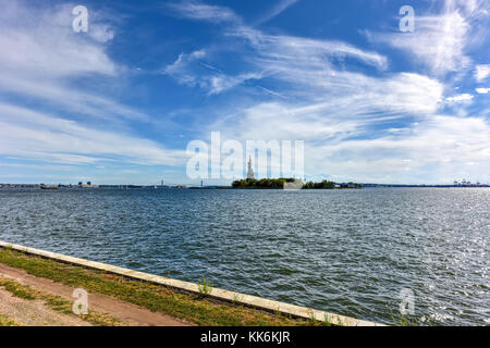 Freiheitsstatue als von Ellis Island gesehen. Stockfoto
