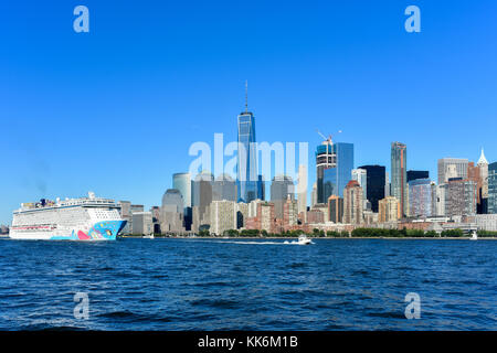 New York City - 25. September 2016: Blick auf die Skyline von New York City an einem Sommertag. Stockfoto