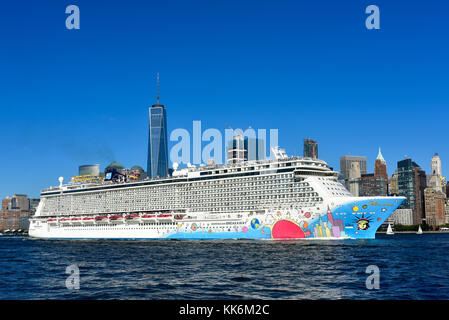 New York City - 25. September 2016: Blick auf die Skyline von New York City an einem Sommertag. Stockfoto